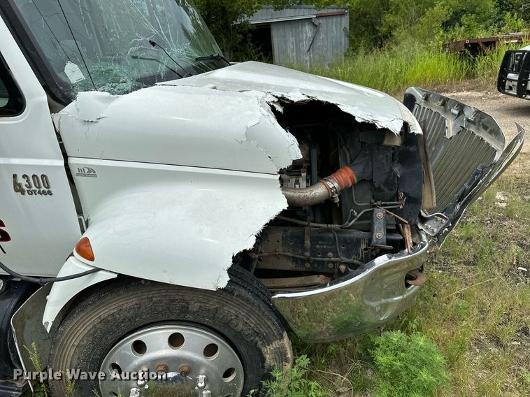 image for item OC9092 2005 International 4300  flatbed truck