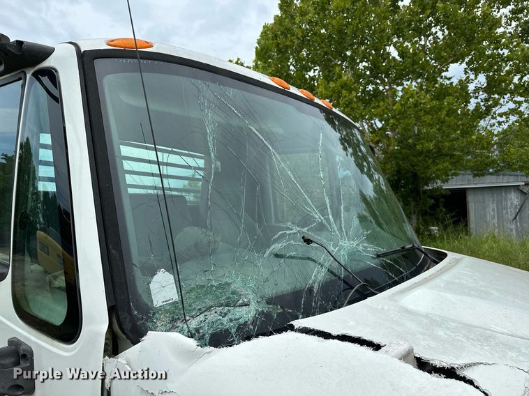 image for item OC9092 2005 International 4300  flatbed truck