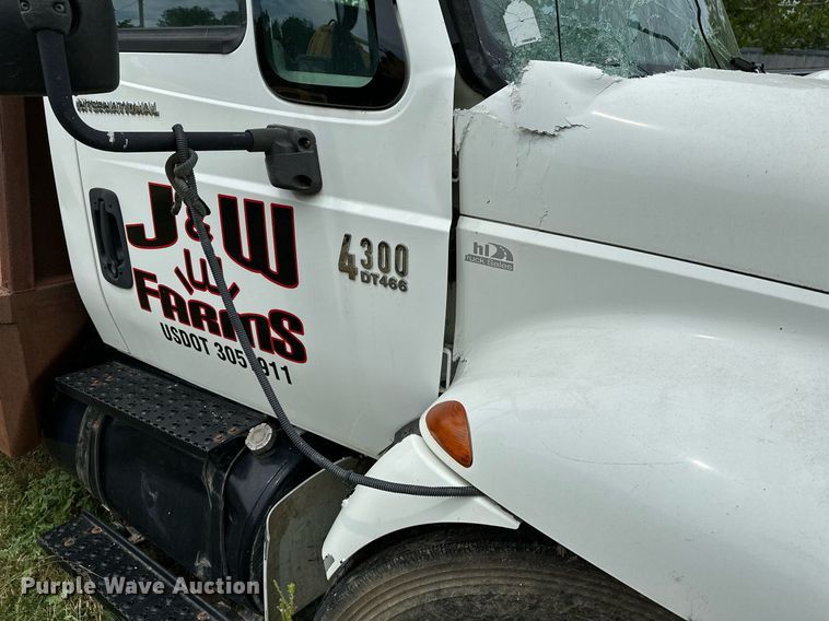 image for item OC9092 2005 International 4300  flatbed truck