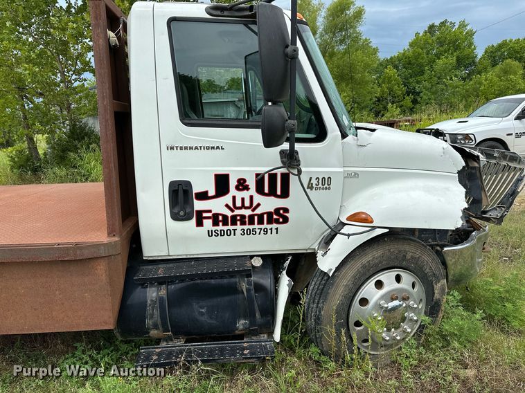image for item OC9092 2005 International 4300  flatbed truck