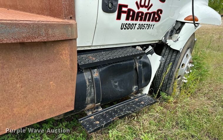 image for item OC9092 2005 International 4300  flatbed truck