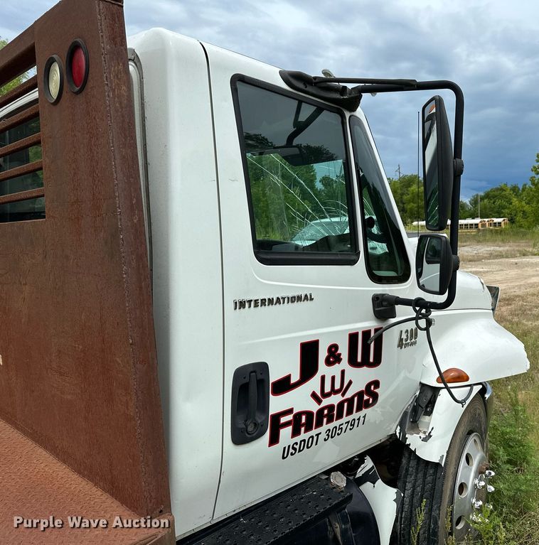 image for item OC9092 2005 International 4300  flatbed truck