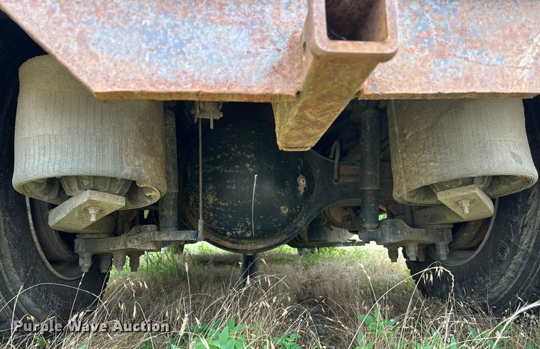 image for item OC9092 2005 International 4300  flatbed truck