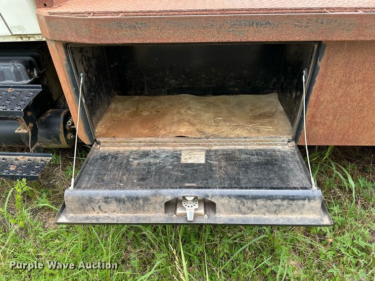 image for item OC9092 2005 International 4300  flatbed truck