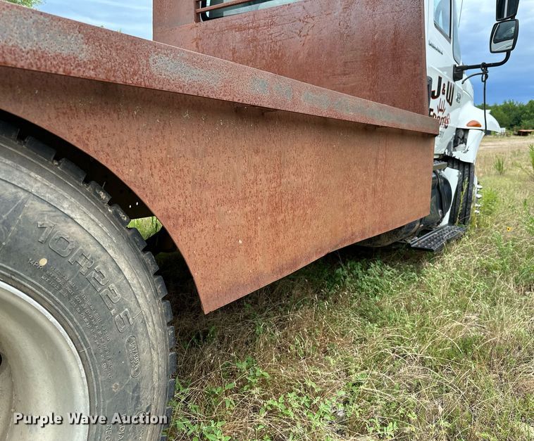 image for item OC9092 2005 International 4300  flatbed truck