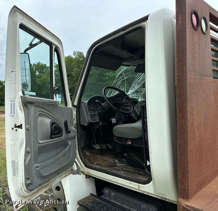 image for item OC9092 2005 International 4300  flatbed truck