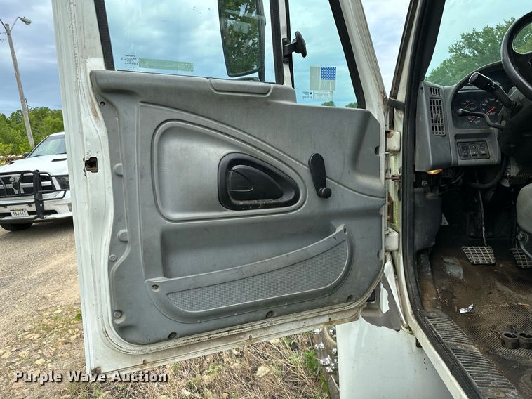 image for item OC9092 2005 International 4300  flatbed truck