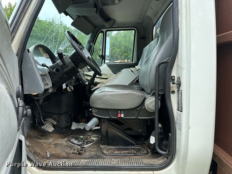 image for item OC9092 2005 International 4300  flatbed truck