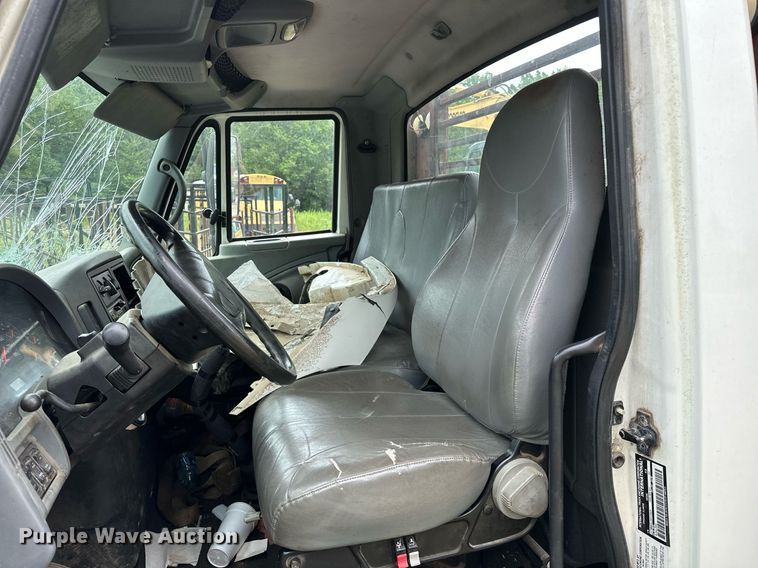 image for item OC9092 2005 International 4300  flatbed truck