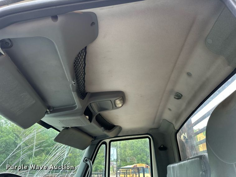 image for item OC9092 2005 International 4300  flatbed truck