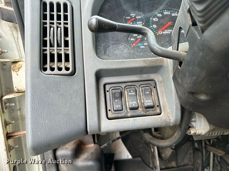 image for item OC9092 2005 International 4300  flatbed truck