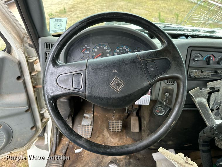 image for item OC9092 2005 International 4300  flatbed truck