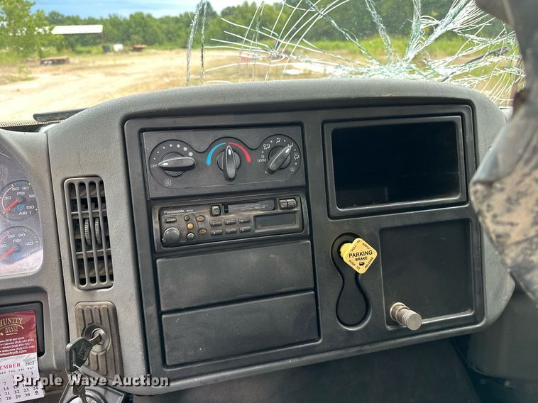 image for item OC9092 2005 International 4300  flatbed truck