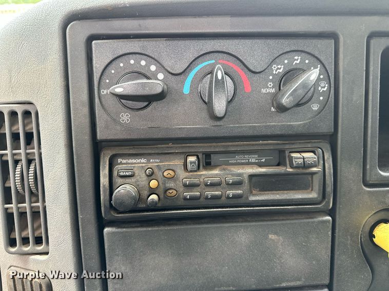 image for item OC9092 2005 International 4300  flatbed truck