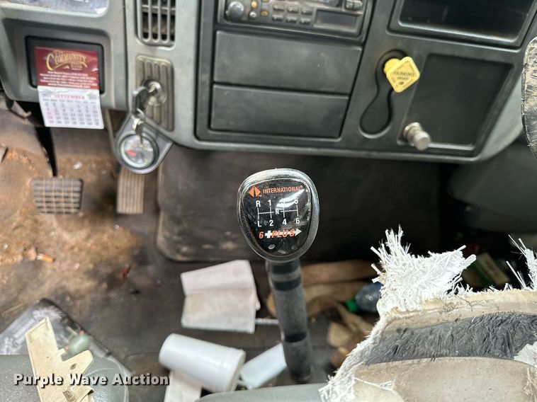 image for item OC9092 2005 International 4300  flatbed truck