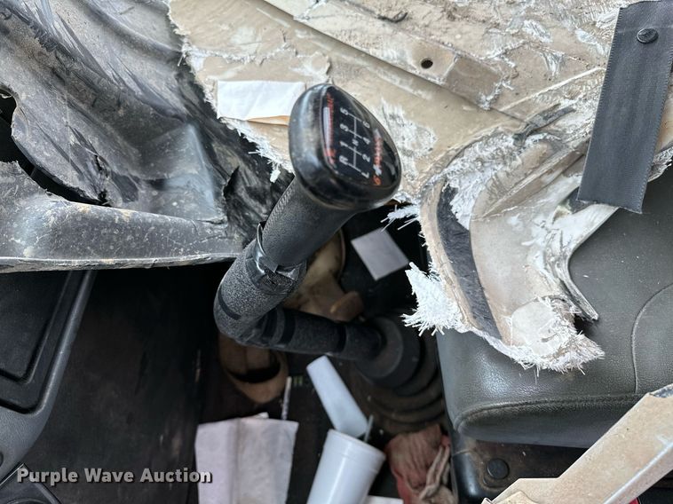 image for item OC9092 2005 International 4300  flatbed truck