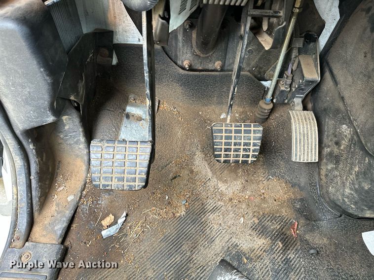 image for item OC9092 2005 International 4300  flatbed truck