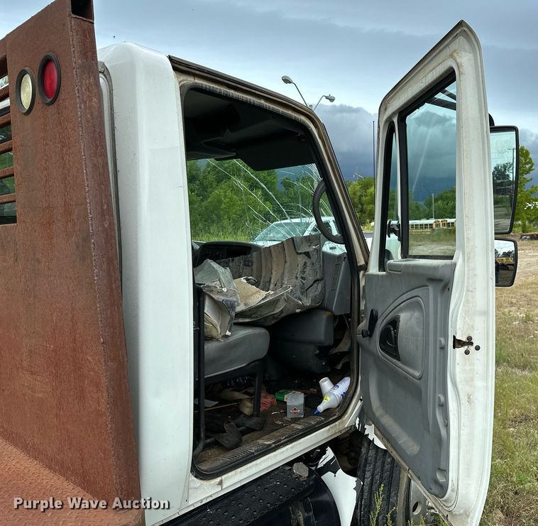 image for item OC9092 2005 International 4300  flatbed truck