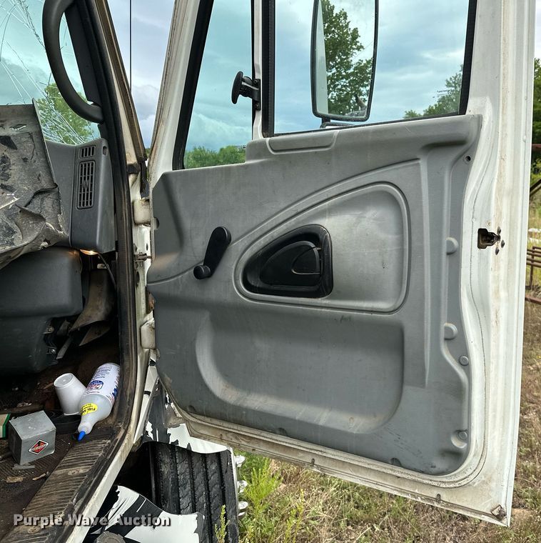 image for item OC9092 2005 International 4300  flatbed truck