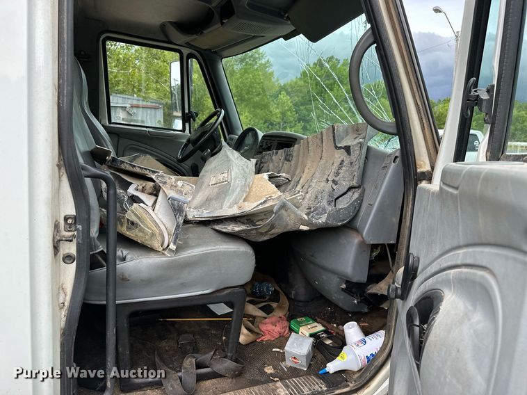 image for item OC9092 2005 International 4300  flatbed truck