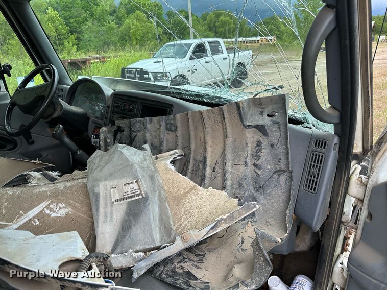 image for item OC9092 2005 International 4300  flatbed truck