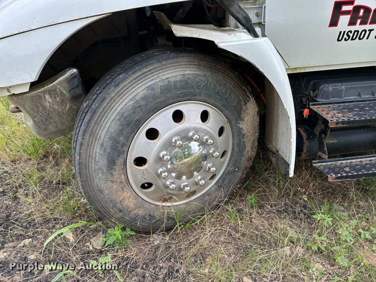 image for item OC9092 2005 International 4300  flatbed truck