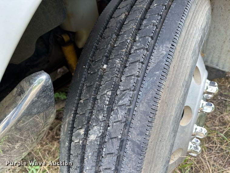 image for item OC9092 2005 International 4300  flatbed truck