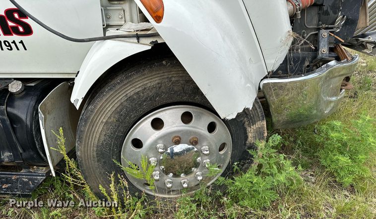 image for item OC9092 2005 International 4300  flatbed truck