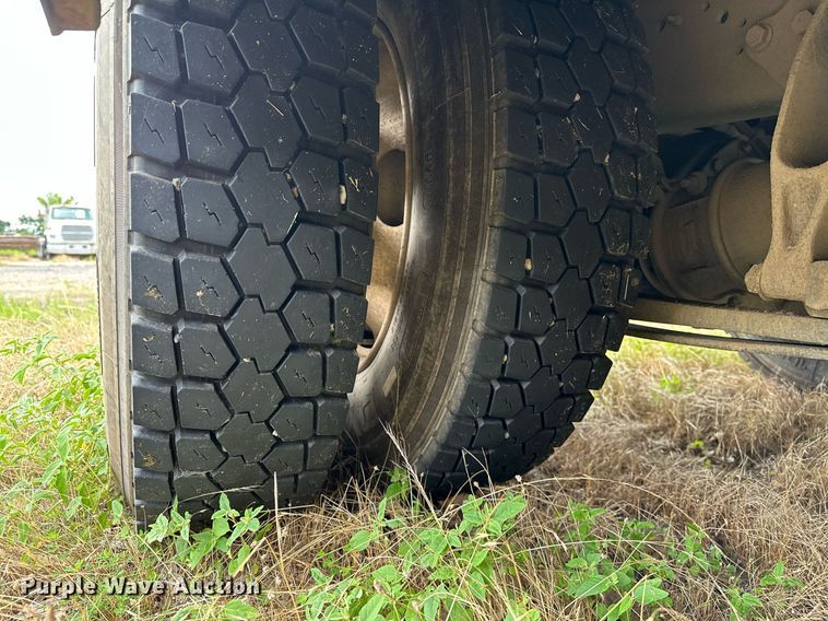 image for item OC9092 2005 International 4300  flatbed truck