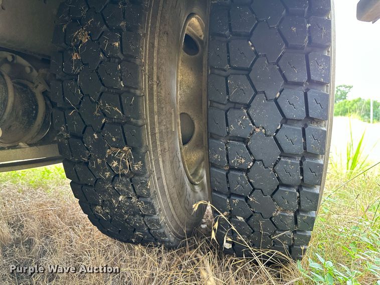 image for item OC9092 2005 International 4300  flatbed truck