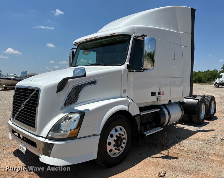 image for item OG9134 2015 Volvo VNL  semi truck