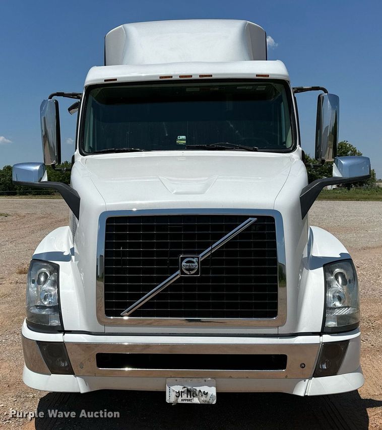image for item OG9134 2015 Volvo VNL  semi truck