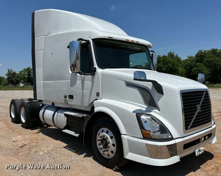 image for item OG9134 2015 Volvo VNL  semi truck