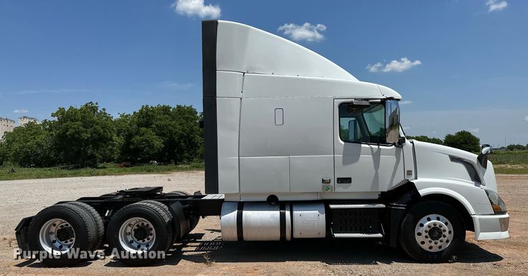 image for item OG9134 2015 Volvo VNL  semi truck