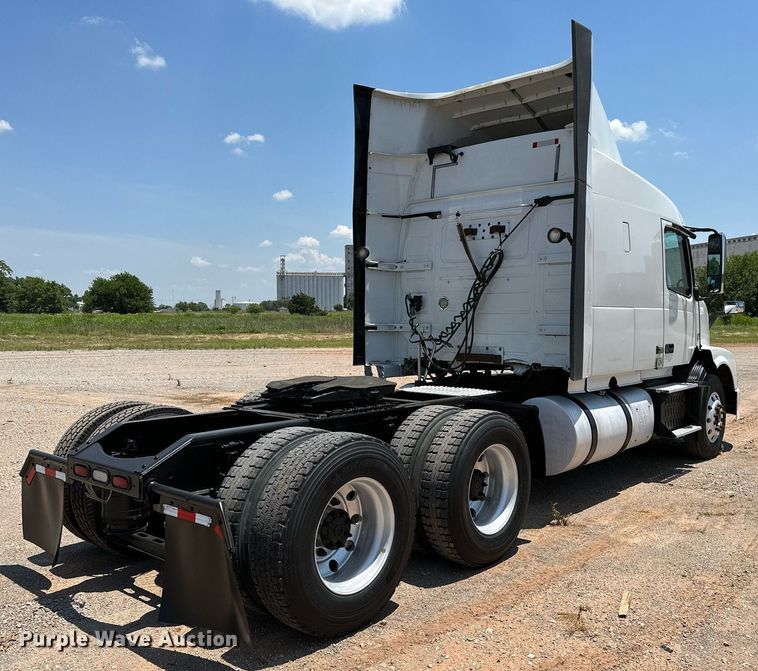 image for item OG9134 2015 Volvo VNL  semi truck