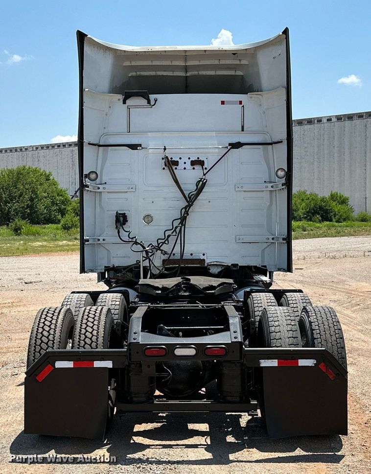 image for item OG9134 2015 Volvo VNL  semi truck