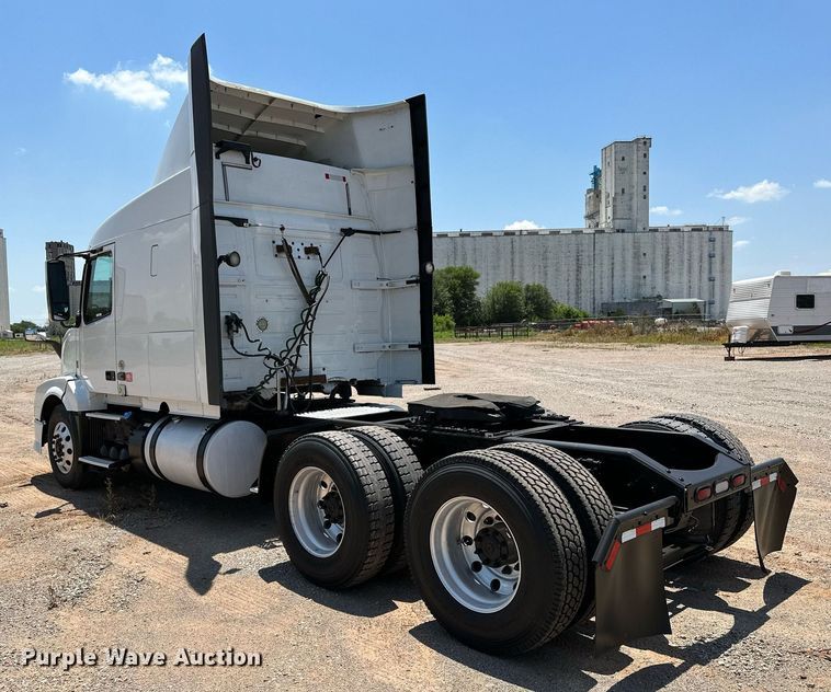 image for item OG9134 2015 Volvo VNL  semi truck