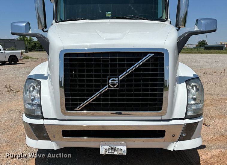 image for item OG9134 2015 Volvo VNL  semi truck