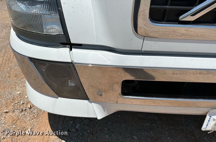 image for item OG9134 2015 Volvo VNL  semi truck