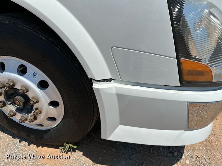 image for item OG9134 2015 Volvo VNL  semi truck