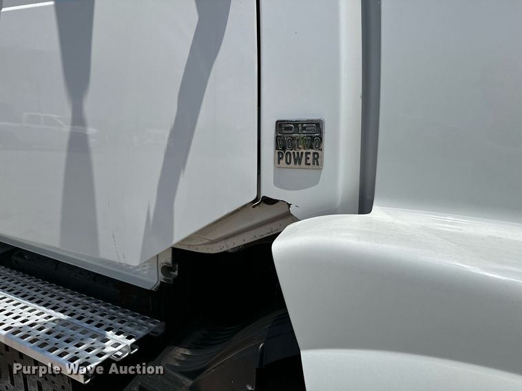 image for item OG9134 2015 Volvo VNL  semi truck