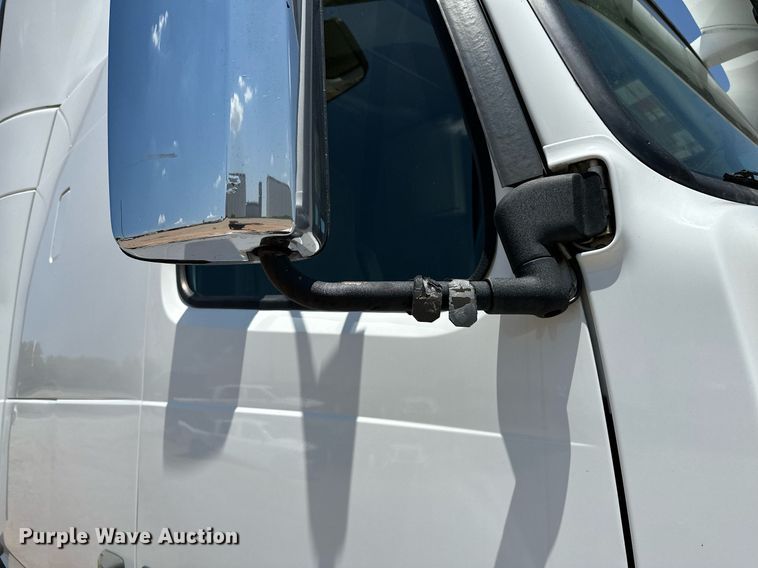 image for item OG9134 2015 Volvo VNL  semi truck