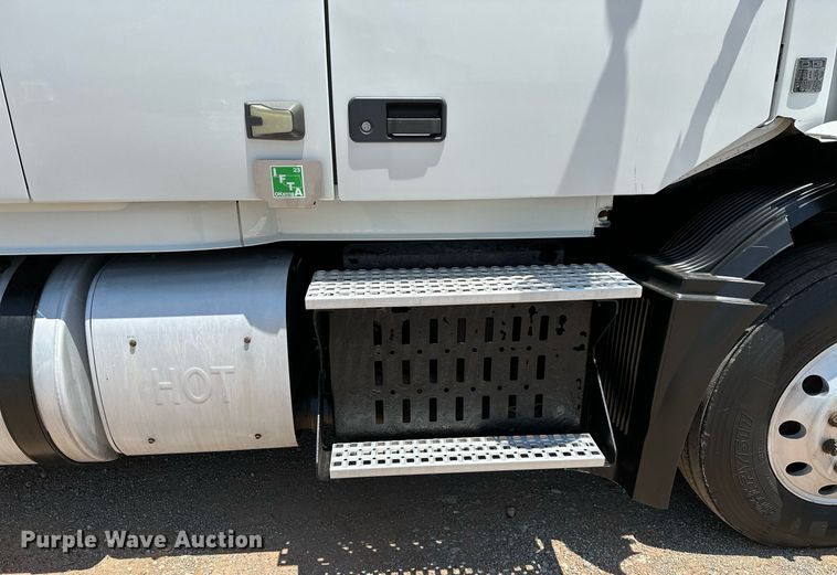 image for item OG9134 2015 Volvo VNL  semi truck