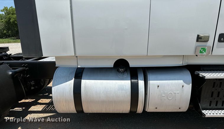 image for item OG9134 2015 Volvo VNL  semi truck