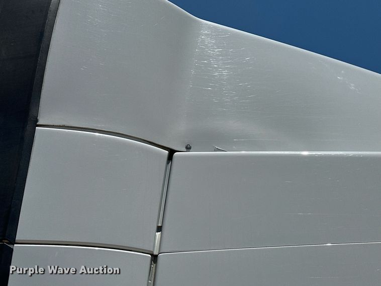 image for item OG9134 2015 Volvo VNL  semi truck