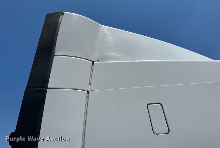 image for item OG9134 2015 Volvo VNL  semi truck