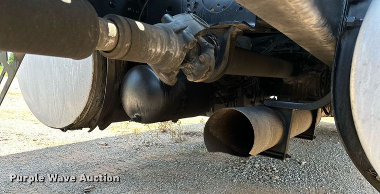 image for item OG9134 2015 Volvo VNL  semi truck