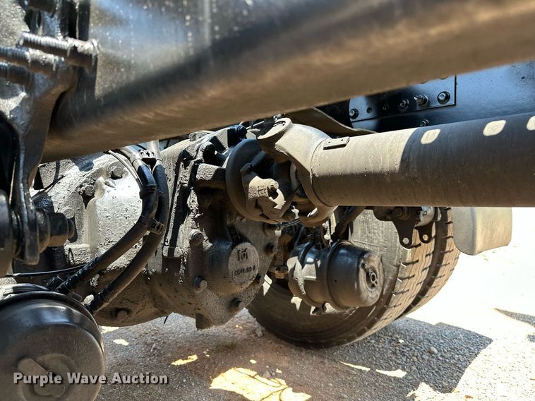 image for item OG9134 2015 Volvo VNL  semi truck