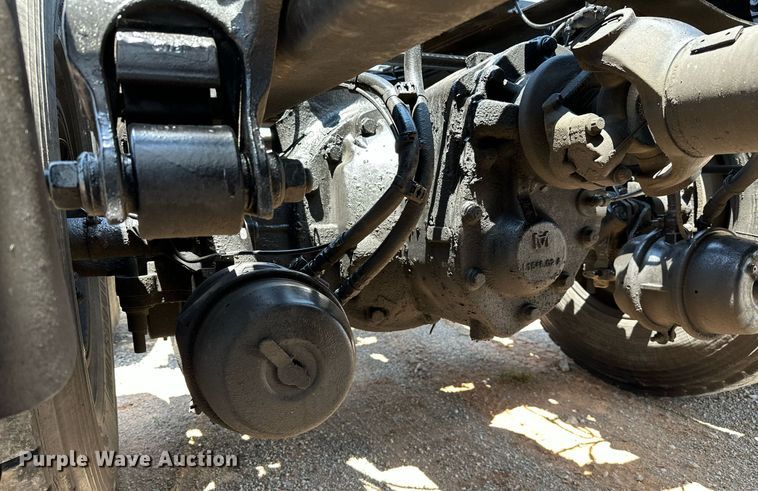 image for item OG9134 2015 Volvo VNL  semi truck