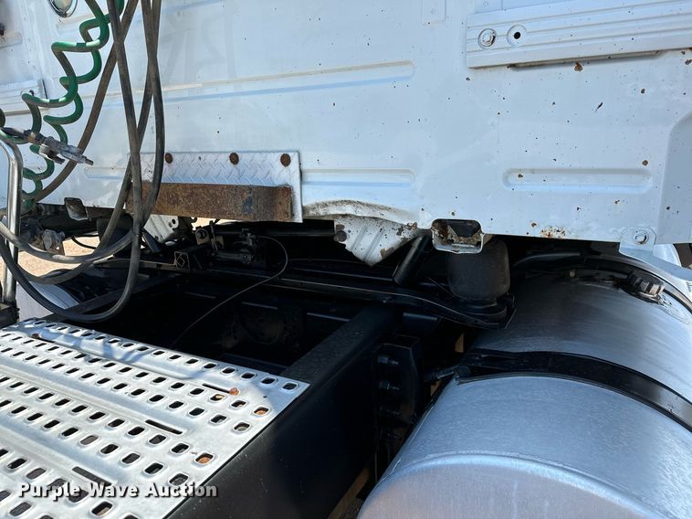 image for item OG9134 2015 Volvo VNL  semi truck